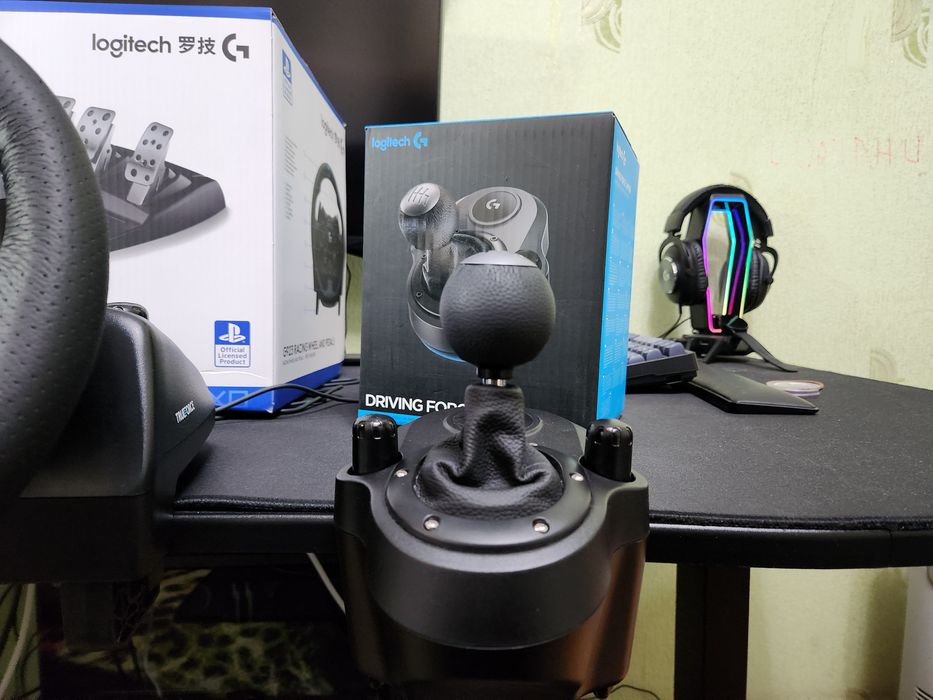 Игровой руль Logitech G923 с педалями и коробкой передач