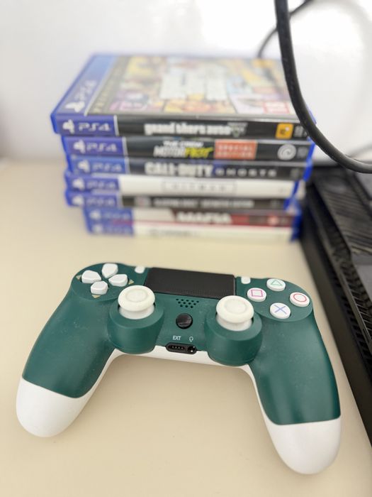 PS4 500GB stare perfecta de functionare, vine impreuna cu 8 jocuri, controller  si cabluri !