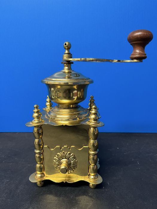 Красива,месингова кафемелачка -Франция