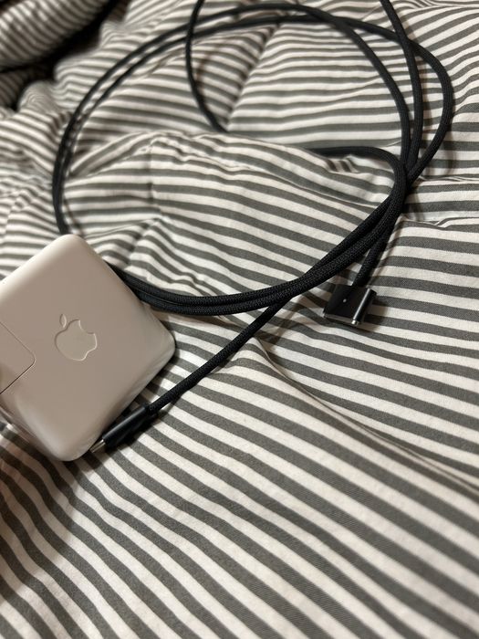 Apple adapter 70 W и магнитен кабел за новите серии