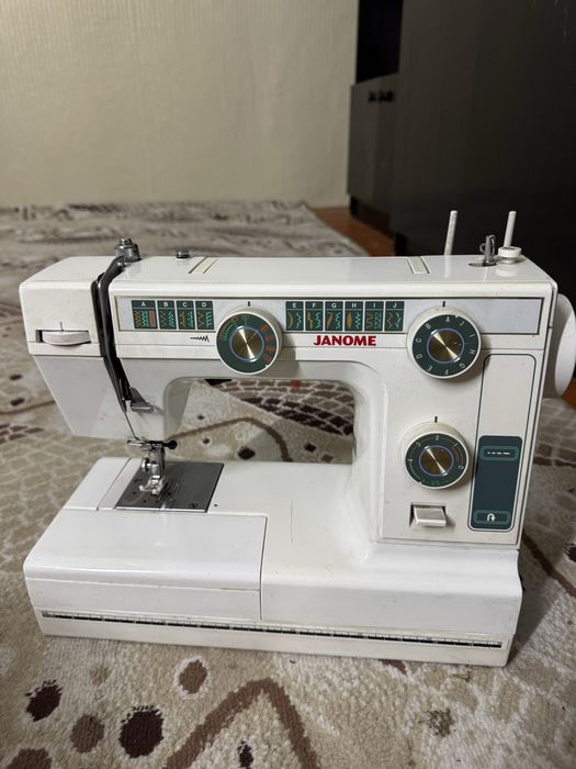 Швейная машина Janome