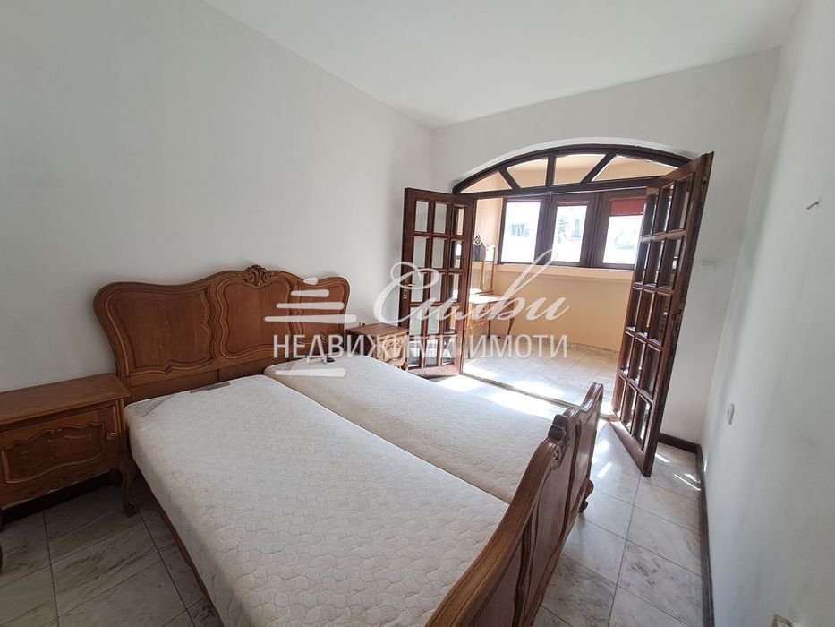 Дава се под наем Двустаен апартамент в Шумен, Център - 80 кв.м за 357 € - Снимка #9