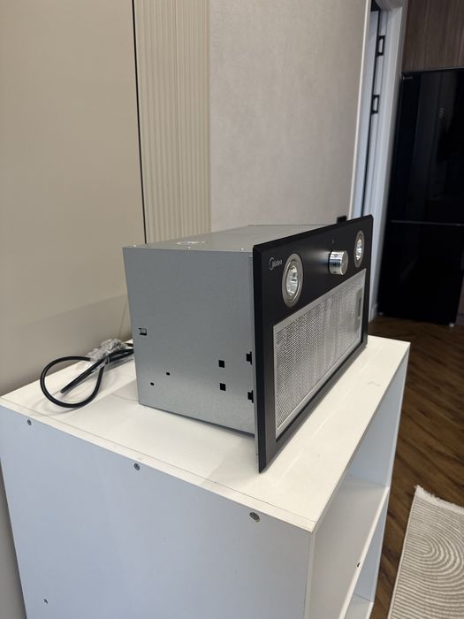 Вытяжка Midea MH601350B черная