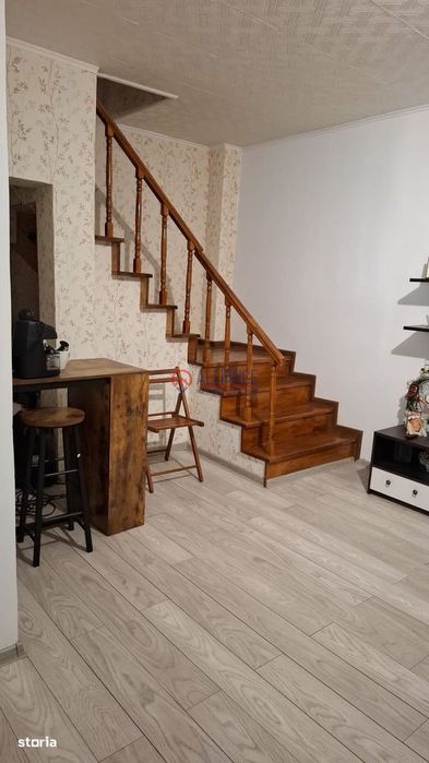 Stadion – casă cu 5 camere, mansardă și curte pavată