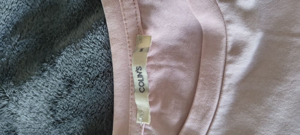 Tricou roz cu decorațiuni florale
