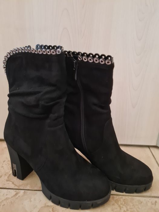 Дамски черни боти велур