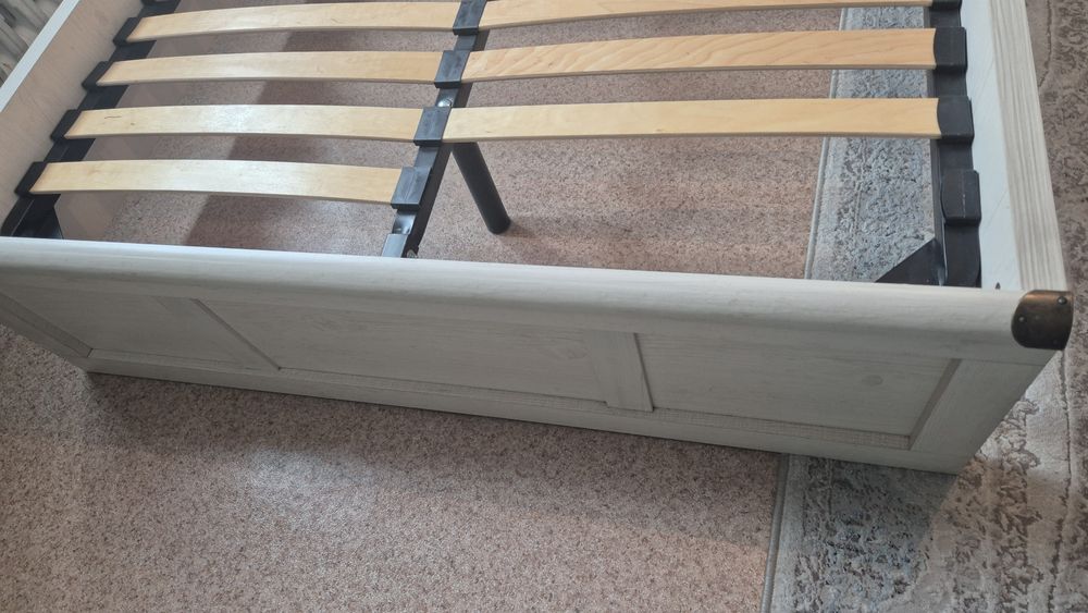 Продам кровать без матраса!