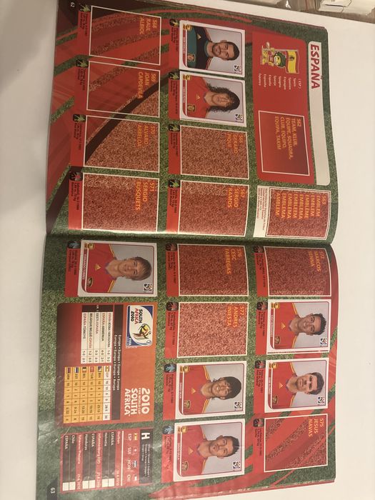 Частично попълнен албум Панини Световно 2010