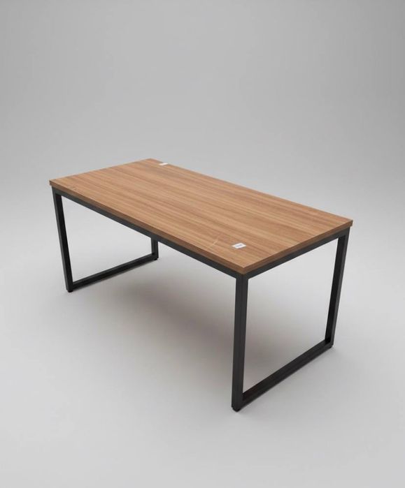 Стол деревянный коричневый