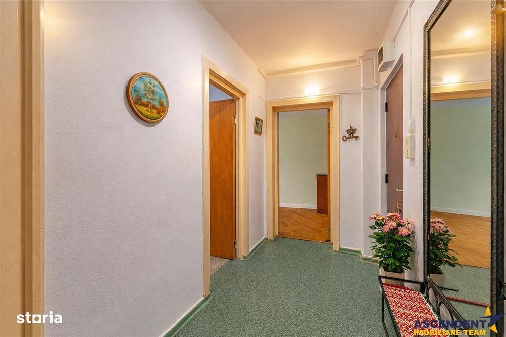 Apartament 3 camere decomandat, cu boxa si parcare, pozitie centrala,