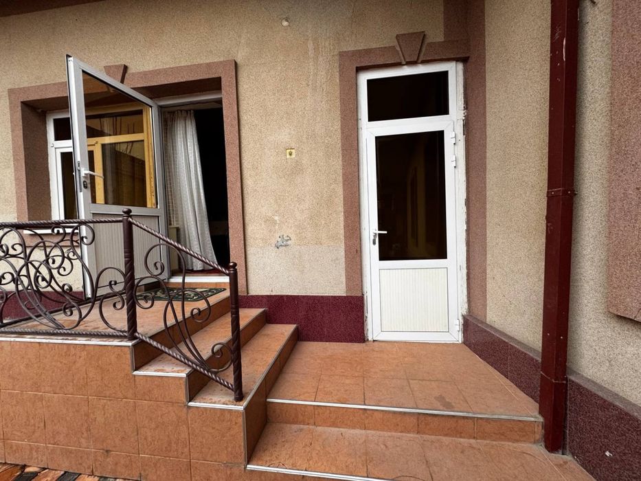 Xovli uy joy 3 sotix fasad 18x20 biznes uchun xam zor joy