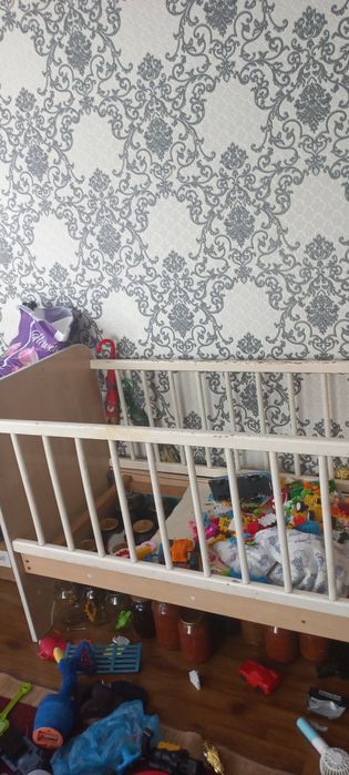 Bolalar maneji va .televizor sotiladi holati yaxshi .