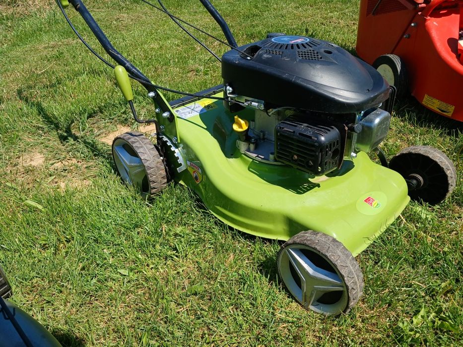 Masina de tuns iarba cu tractiune