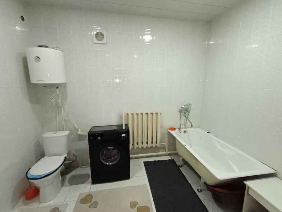 Navoiy sh  Guliston 3 da 6 sotix 2 etajli 8 xonadan iborat hovli sotil