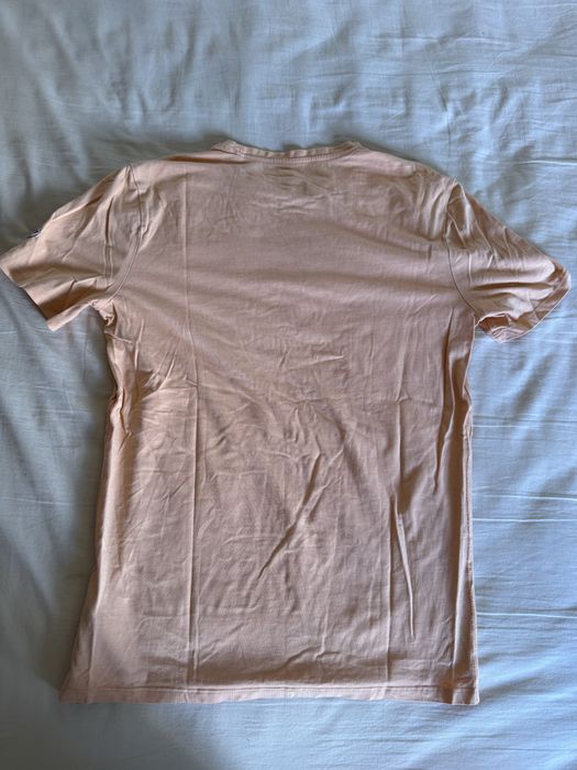 Продавам мъжка тениска на Guess!