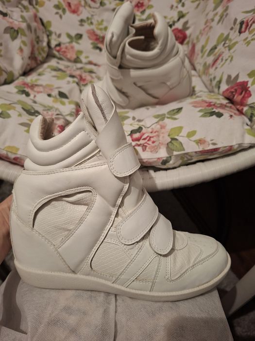 Продам новые кроссовки