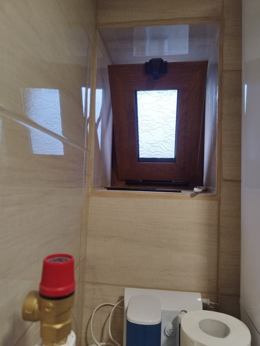 Алуминиева врата и прозорче за баня