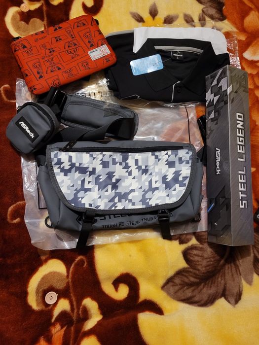 Set merchandise ASRock – geantă, mousepad, tricou, accesorii (nou)