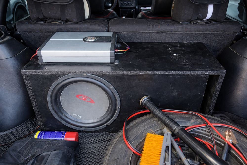 Сабвуфер Alpine.