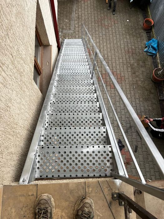 Confectionam scarii metalice zincate exterioare și pentru incendii , platforme, podete si balustrazi profesionale la cererea clientului . Asiguram tra