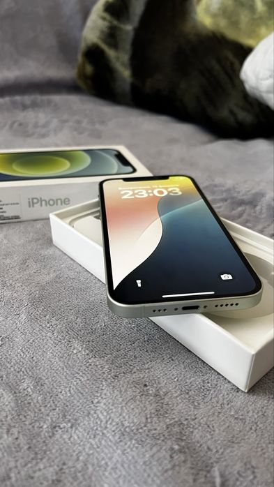 IPhone 12 с документами