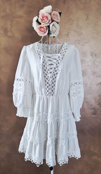 Бяла рокля с дантела