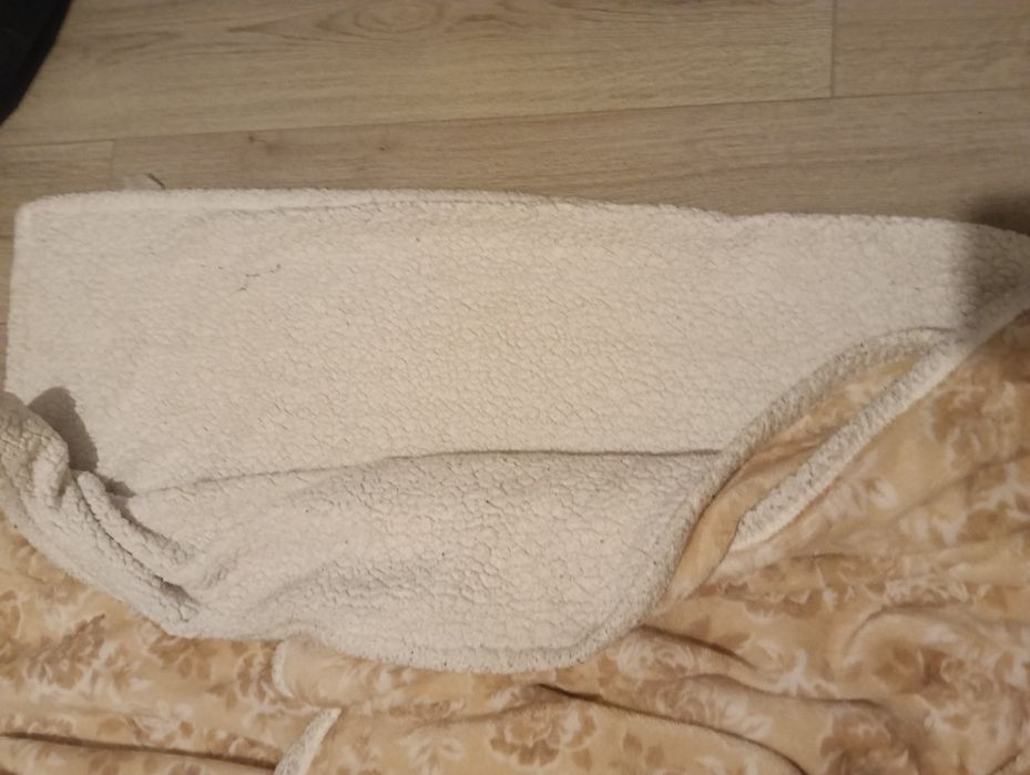 Pătură cu blăniță  in stare foarte bună. La 65  lei. Fix.