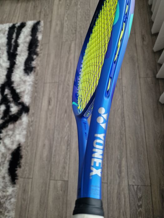 Vand racheta Yonex Ezone 100 prostock model 2025