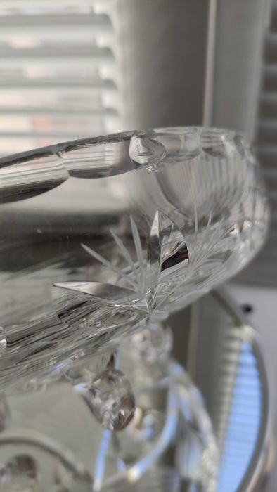 Изящна кристална купа на крачета