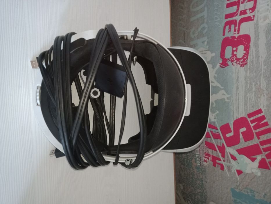 Продается PS4 VR мувы и 1 джойстик.