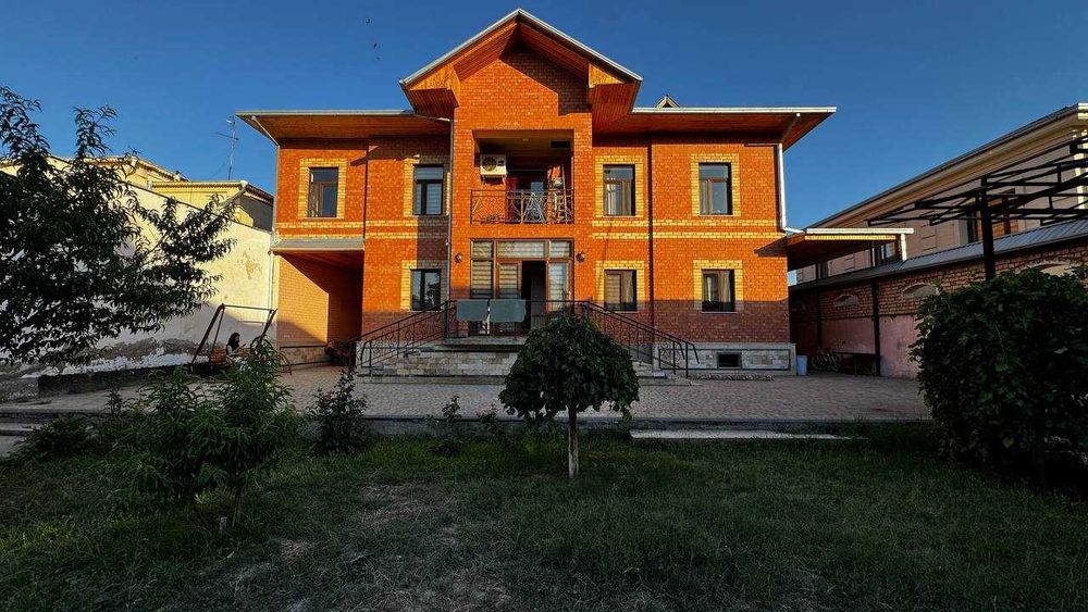 Продаётся дом 8 соток , 400м2 ,  3 уровня