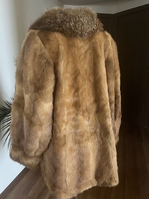Haina superba de blana naturala de nurca cu guler de vulpe