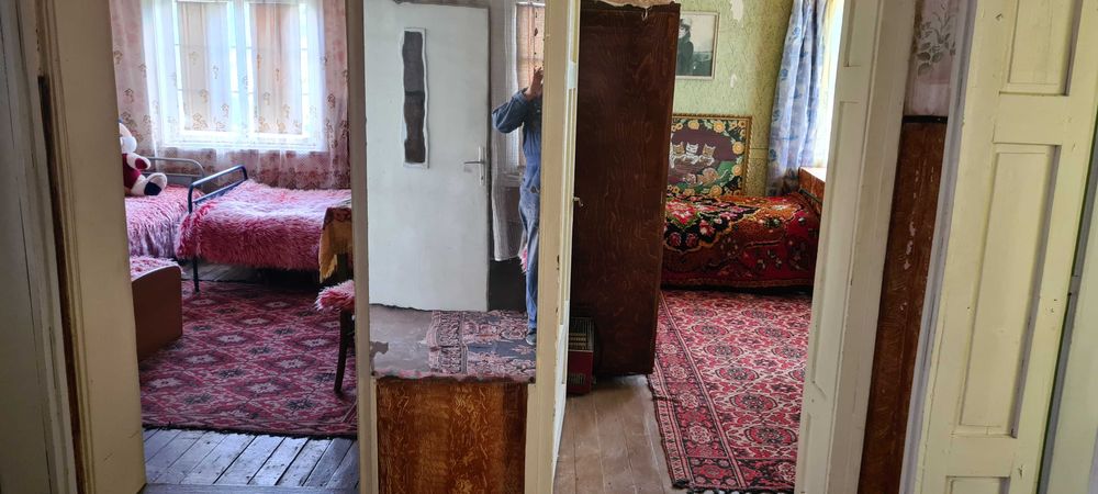 Продавам къща с двор в село Ботуня, на 20 км от гр. Враца.