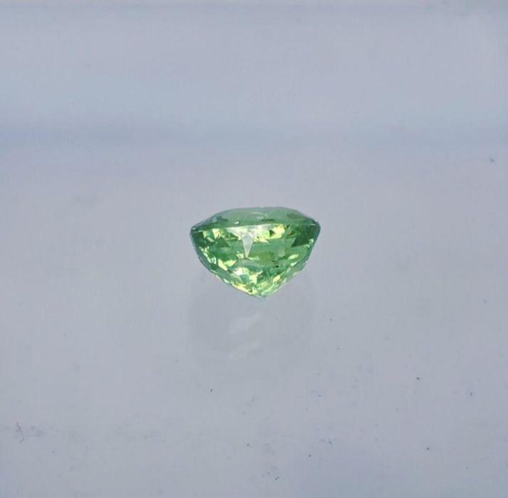Demantoid natural 0.88ct cu certificat IGI