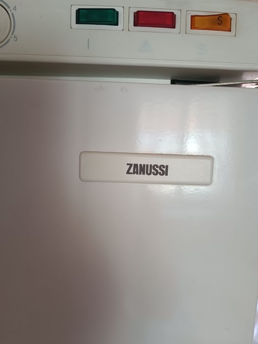 Голям вертикален фризер ZANUSSI