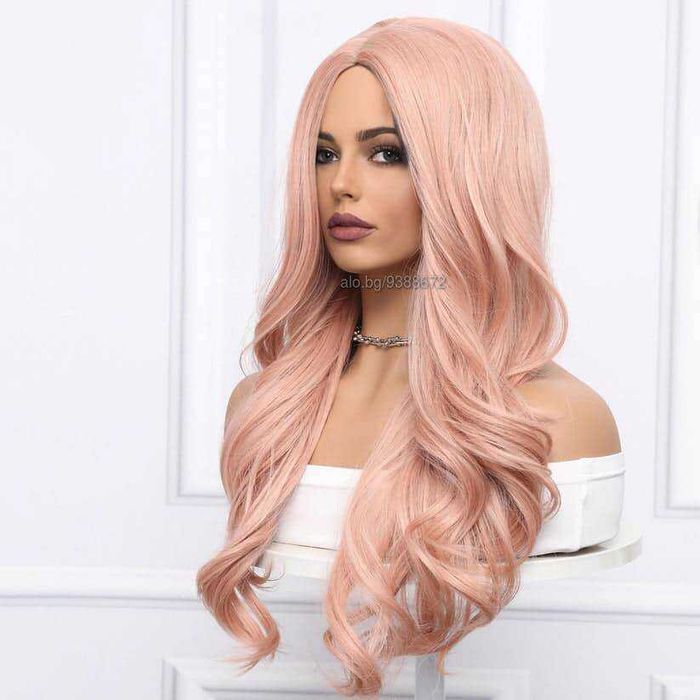 Розова вълнообразна перука на път