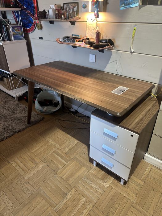 Письменый деревяный стол