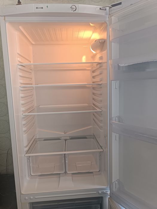 Продам Холодильник Indesit