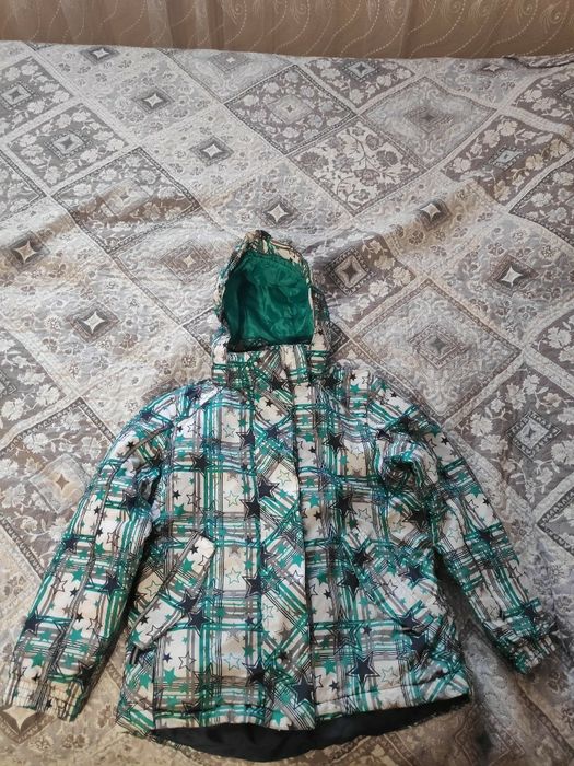 Продавам детско яке 134/140