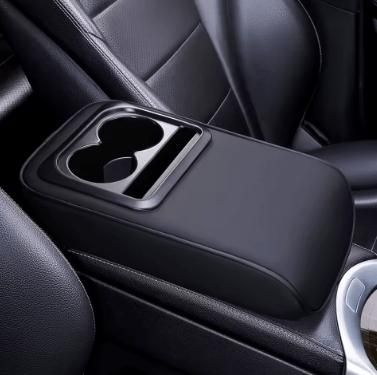 Възглавница за подлакътник на кола с 2 поставки за чаши за напитки.