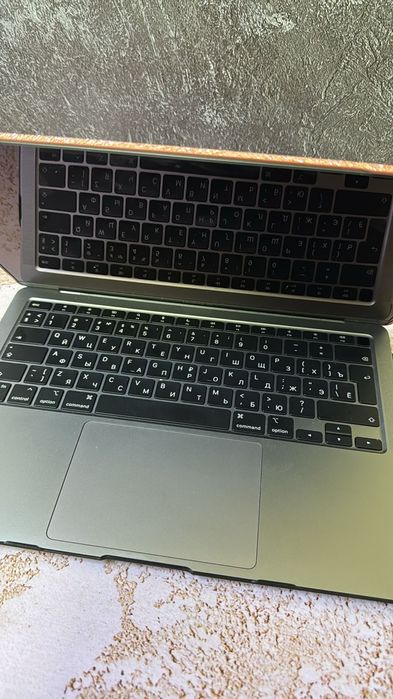 Почти новый Macbook Air M1