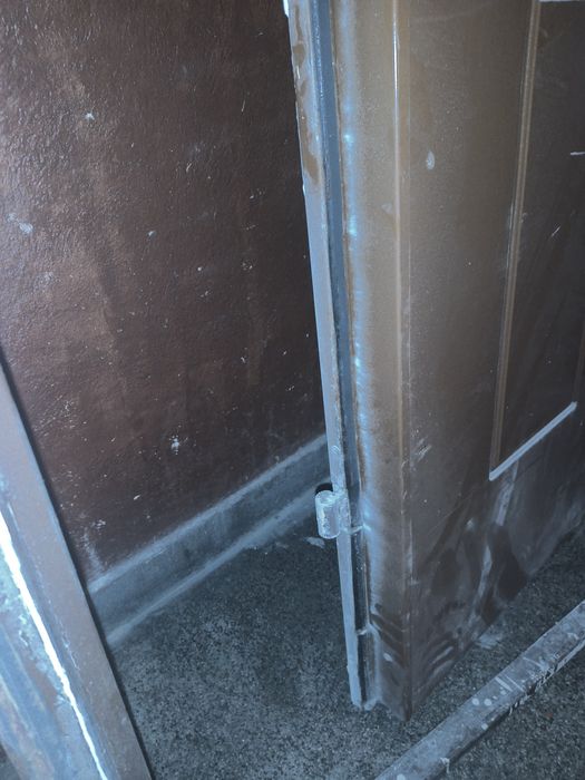 Блиндирана входна външна врата. Перфектна + топ брава + стоманена каса