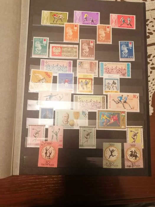 колекция от пощенски марки в класьор