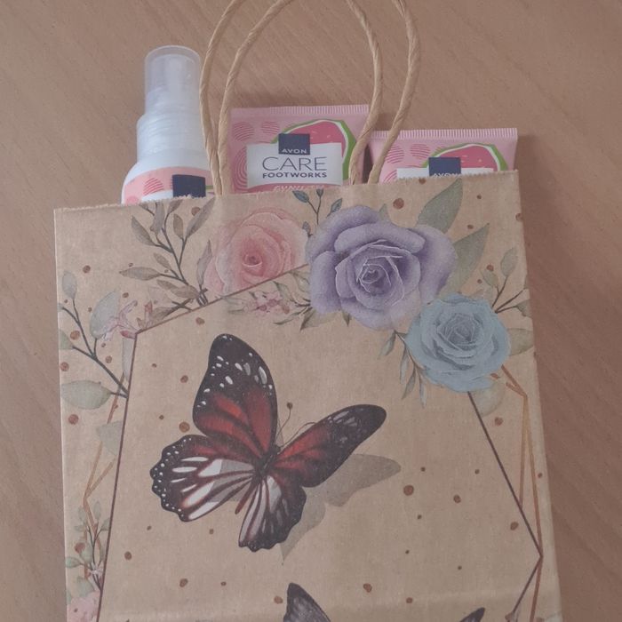 Избери подарък! Ароматен комплект, подаръчна торбичка и картичка.