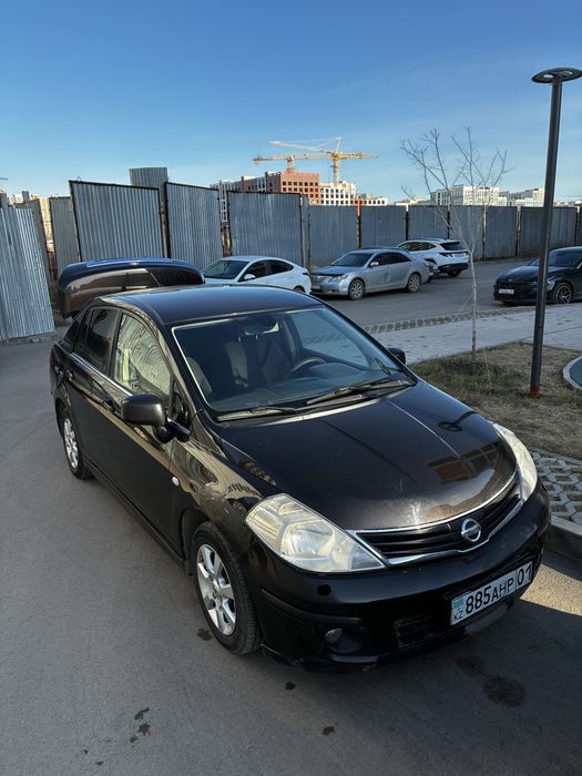nissan tiida 2011