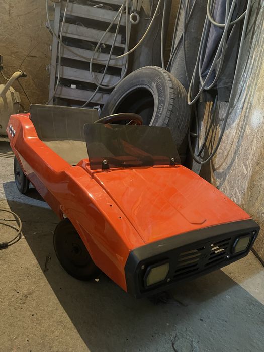 Педальный автомобиль