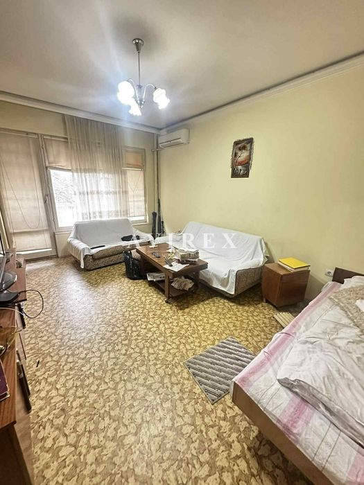 Тристаен апартамент в кв. Кючук Париж срещу р-т Шармант