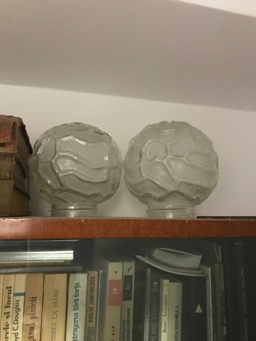 Plafoniera cu 3 spoturi / 2 abajururi glob sticla