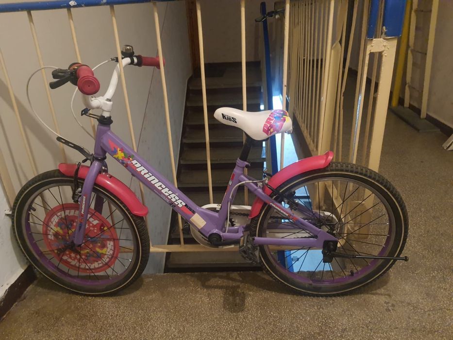 Vând bicicletă pentru fetițe