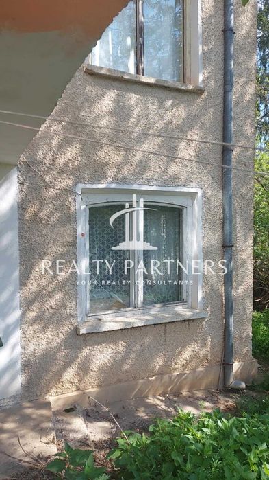 Двуетажна масивна къща с голям двор в китното село Туроковци